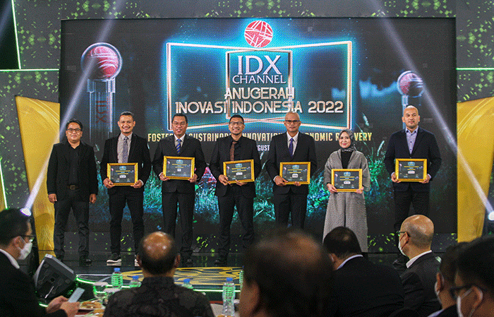 Direktur Operasional IDX Channel Masirom (kiri) saat berfoto bersama sejumlah perwakilan perusahaan penerima Penghargaan ICAII 2022 di Jakarta.