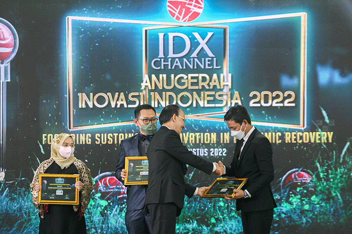 Direktur Operasional IDX Channel Masirom (kiri) saat berfoto bersama sejumlah perwakilan perusahaan penerima Penghargaan ICAII 2022 di Jakarta.