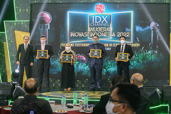Direktur Operasional IDX Channel Masirom (kiri) saat berfoto bersama sejumlah perwakilan perusahaan penerima Penghargaan ICAII 2022 di Jakarta.