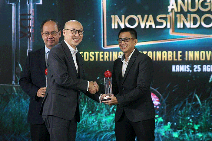 Digital Channel Division Head Bank BTN Tan Jacky Chen, mewakili Direktur IT & Digital Bank BTN Andi Nirwoto menerima penghargaan kategori Green Economy.