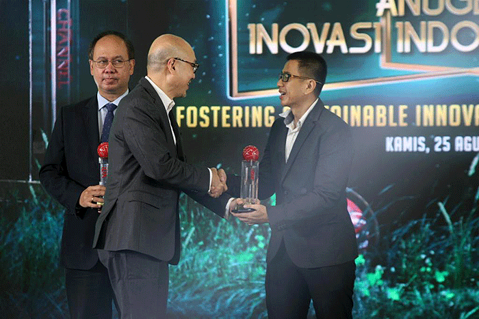 Digital Channel Division Head Bank BTN Tan Jacky Chen, mewakili Direktur IT & Digital Bank BTN Andi Nirwoto menerima penghargaan kategori Green Economy.