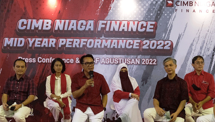 Presiden Direktur CIMB Niaga Finance Ristiawan Suherman berbincang dengan jajaran direksi lainnya usai Paparan Kinerja semester I Tahun 2022.