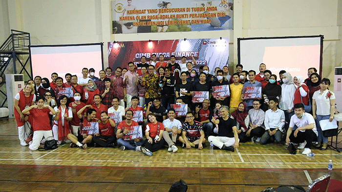 Presiden Direktur CIMB Niaga Finance Ristiawan Suherman berbincang dengan jajaran direksi lainnya usai Paparan Kinerja semester I Tahun 2022.