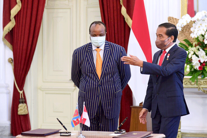 Presiden Joko Widodo dan Raja Eswatini, Mswati III, menyaksikan penandatanganan nota kesepahaman perkuatan kerja sama bilateral antara kedua negara.