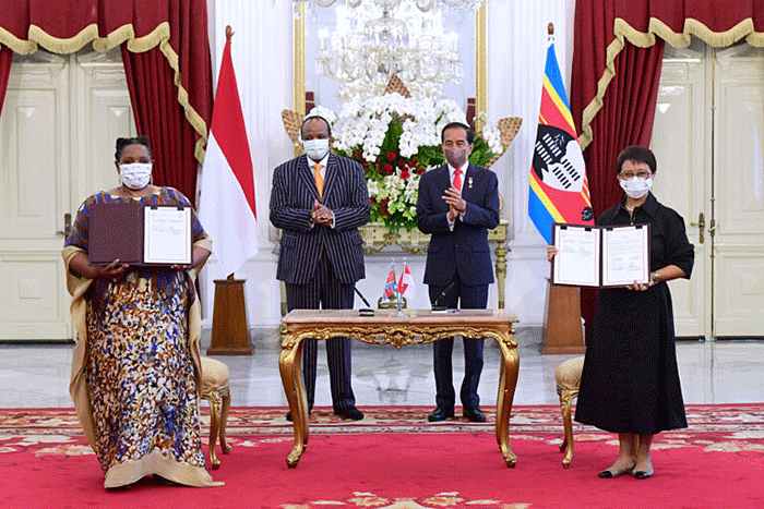 Presiden Joko Widodo dan Raja Eswatini, Mswati III, menyaksikan penandatanganan nota kesepahaman perkuatan kerja sama bilateral antara kedua negara.