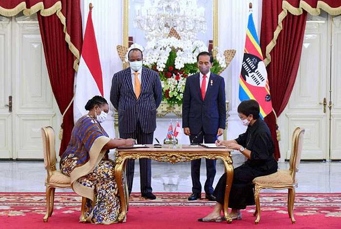Presiden Joko Widodo dan Raja Eswatini, Mswati III, menyaksikan penandatanganan nota kesepahaman perkuatan kerja sama bilateral antara kedua negara.