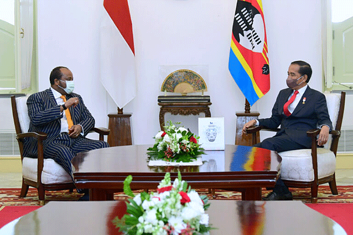 Presiden Joko Widodo dan Raja Eswatini, Mswati III, menyaksikan penandatanganan nota kesepahaman perkuatan kerja sama bilateral antara kedua negara.