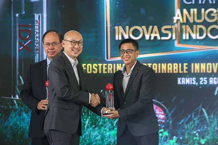 Direktur Utama IDClear (PT Kliring Penjamin Efek Indonesia) Iding Pardi berfoto dengan peraih penghargaan utama IDX Channel Anugerah Inovasi Indonesia 2022.