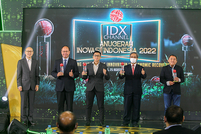 Direktur Utama IDClear (PT Kliring Penjamin Efek Indonesia) Iding Pardi berfoto dengan peraih penghargaan utama IDX Channel Anugerah Inovasi Indonesia 2022.