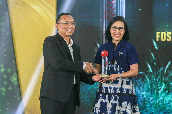 Direktur Utama IDClear (PT Kliring Penjamin Efek Indonesia) Iding Pardi berfoto dengan peraih penghargaan utama IDX Channel Anugerah Inovasi Indonesia 2022.