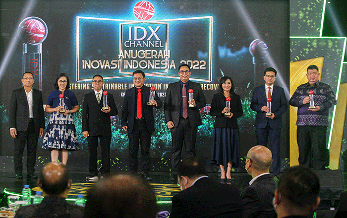 Direktur Utama IDClear (PT Kliring Penjamin Efek Indonesia) Iding Pardi berfoto dengan peraih penghargaan utama IDX Channel Anugerah Inovasi Indonesia 2022.