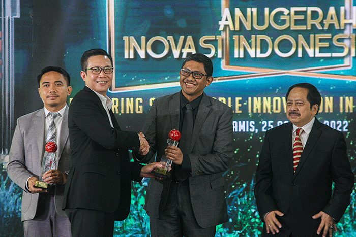 Direktur Pengembangan Bursa Efek Indonesia (BEI), Jeffry Hendrik berfoto bersama Peraih Penghargaan Terbaik IDX Channel Anugerah Indonesia (ICAII) 2022.
