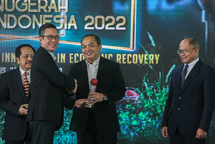 Direktur Pengembangan Bursa Efek Indonesia (BEI), Jeffry Hendrik berfoto bersama Peraih Penghargaan Terbaik IDX Channel Anugerah Indonesia (ICAII) 2022.