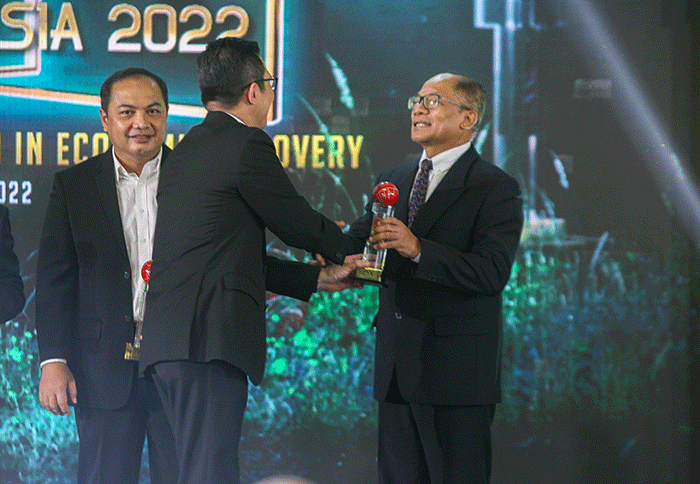 Direktur Pengembangan Bursa Efek Indonesia (BEI), Jeffry Hendrik berfoto bersama Peraih Penghargaan Terbaik IDX Channel Anugerah Indonesia (ICAII) 2022.