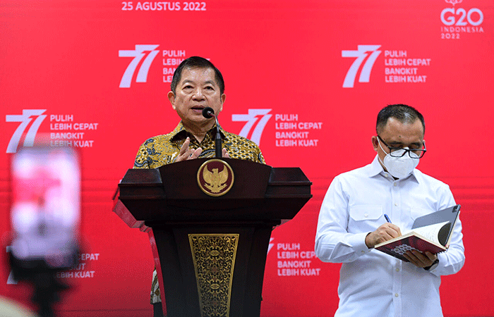 Menteri Perencanaan Pembangunan Nasional (PPN)/Kepala Bappenas, Suharso Monoarfa memberikan keterangan pers usai mengikuti rapat terbatas.