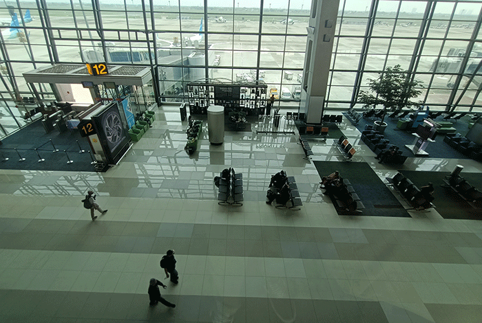 Sejumlah penumpang mengantre sebelum pemberangkatan di Terminal 2 Bandara Soekarno Hatta, Tangerang, Banten, Kamis (25/8/2022).