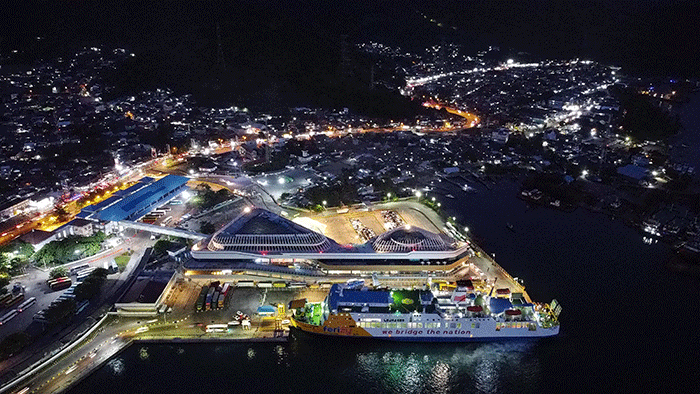 Foto udara gemerlap cahaya malam hari dermaga 6 eksekutif di Pelabuhan ASDP Merak, Banten, beberapa waktu lalu.