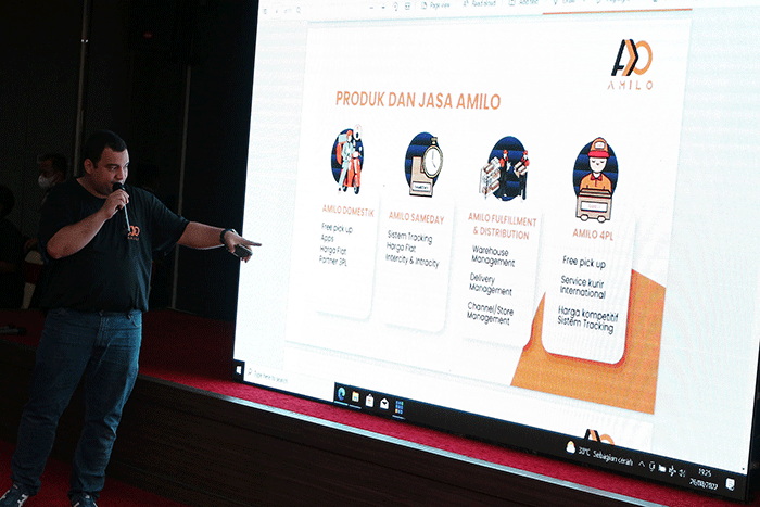 Co Founder & CEO AMILO Indonesia Ahmad Muhamad (kanan), menjelaskan seputar fasilitas AMILO dalam acara Customer Gathering & Rebranding, di Surabaya.
