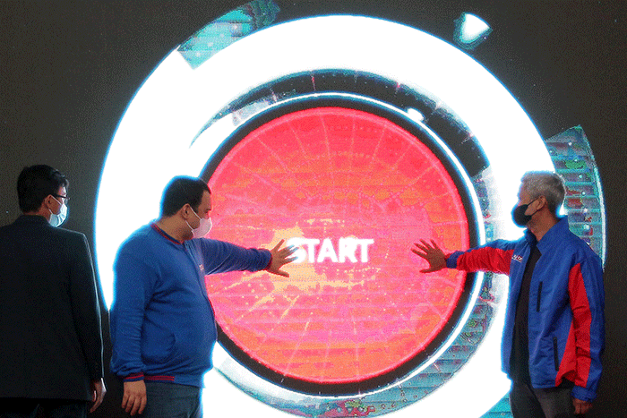 Co Founder & CEO AMILO Indonesia Ahmad Muhamad (kanan), menjelaskan seputar fasilitas AMILO dalam acara Customer Gathering & Rebranding, di Surabaya.