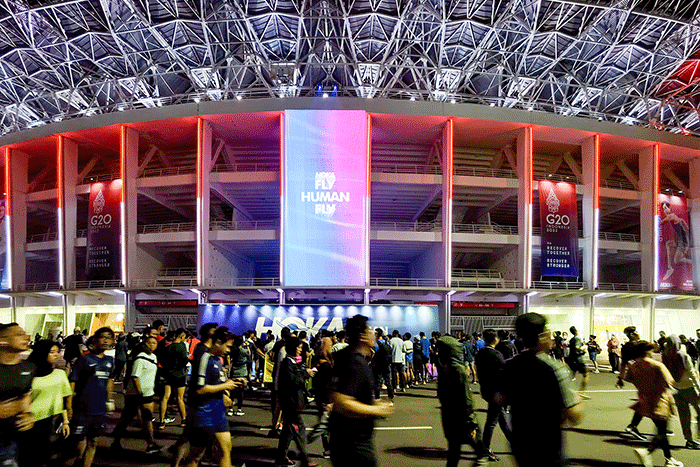 Antusias masyarakat dari para pekerja atau keluarga saat berolahraga sambil mengkampanyekan Fly Human Fly dengan Proyeksi Raksasa di Stadion GBK.