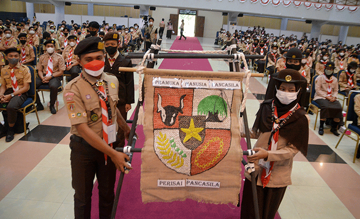 Mahasiswa memperlihatkan hasil anyaman Perisai Pancasila di Auditorium Kampus Unnes Gunungpati Semarang, Jawa Tengah, Sabtu (27/8/2022).