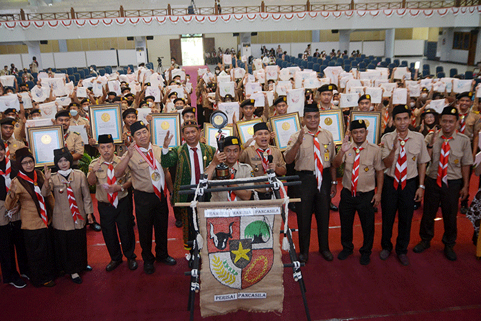 Mahasiswa memperlihatkan hasil anyaman Perisai Pancasila di Auditorium Kampus Unnes Gunungpati Semarang, Jawa Tengah, Sabtu (27/8/2022).