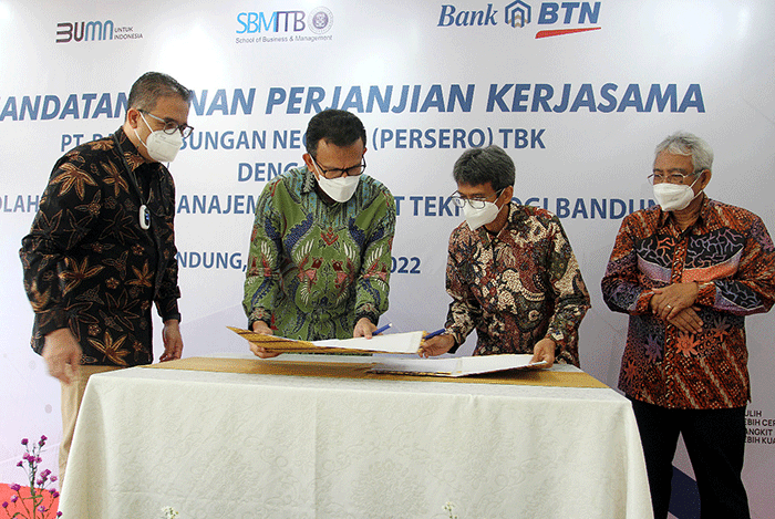 Penandatanganan Perjanjian Kerja sama antara Bank BTN dan SBM-ITB.
