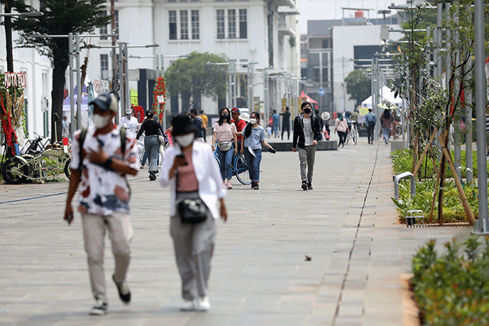 Warga saat berwisata di pedestrian Kota Tua, Jakarta, Sabtu (27/8/2022).