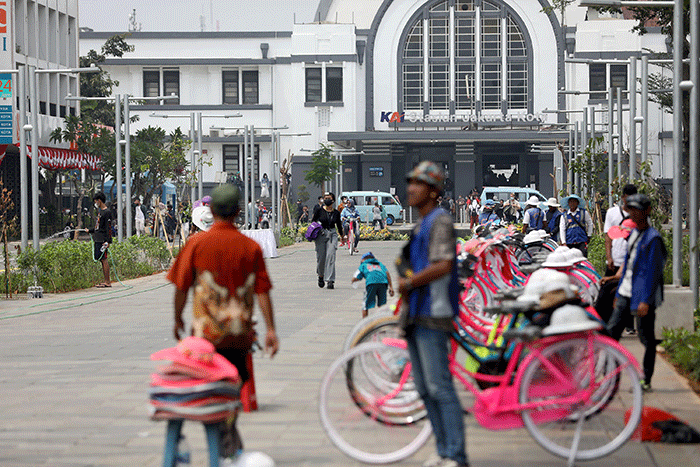Warga saat berwisata di pedestrian Kota Tua, Jakarta, Sabtu (27/8/2022).