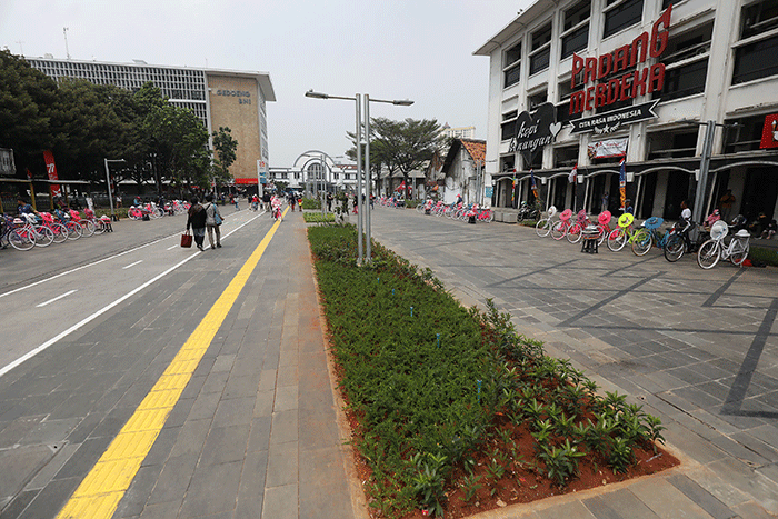 Warga saat berwisata di pedestrian Kota Tua, Jakarta, Sabtu (27/8/2022).