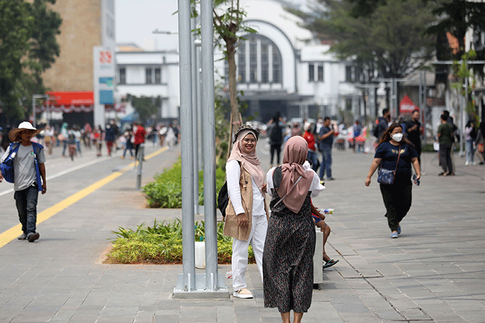 Warga saat berwisata di pedestrian Kota Tua, Jakarta, Sabtu (27/8/2022).