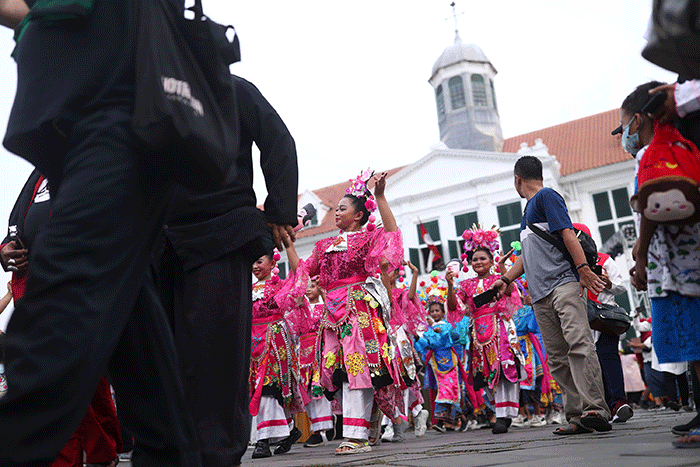 Sejumlah penari tradisional betawi menghibur wisatawan di arena Festival Batavia Kota Tua di Jakarta, Sabtu (27/8/2022).