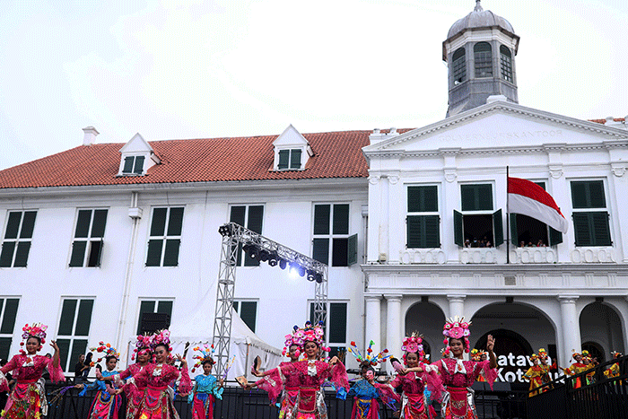 Sejumlah penari tradisional betawi menghibur wisatawan di arena Festival Batavia Kota Tua di Jakarta, Sabtu (27/8/2022).