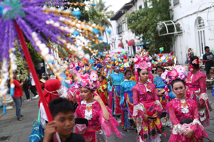 Sejumlah penari tradisional betawi menghibur wisatawan di arena Festival Batavia Kota Tua di Jakarta, Sabtu (27/8/2022).