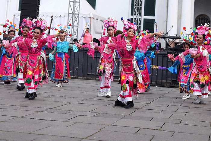 Sejumlah penari tradisional betawi menghibur wisatawan di arena Festival Batavia Kota Tua di Jakarta, Sabtu (27/8/2022).
