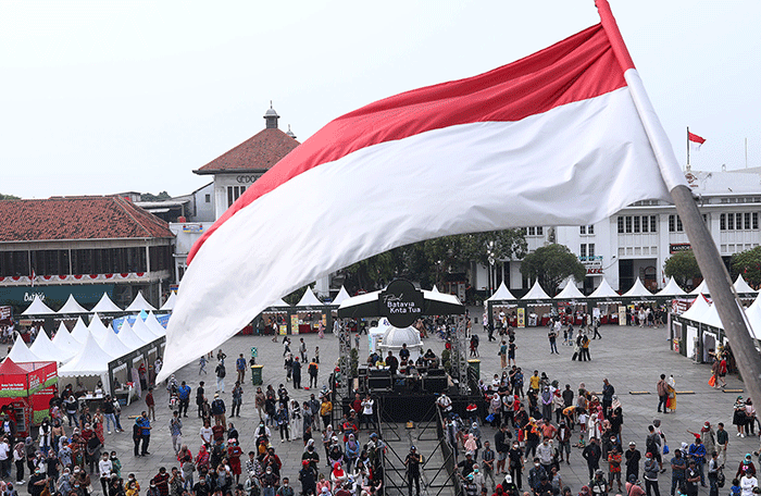 Sejumlah penari tradisional betawi menghibur wisatawan di arena Festival Batavia Kota Tua di Jakarta, Sabtu (27/8/2022).