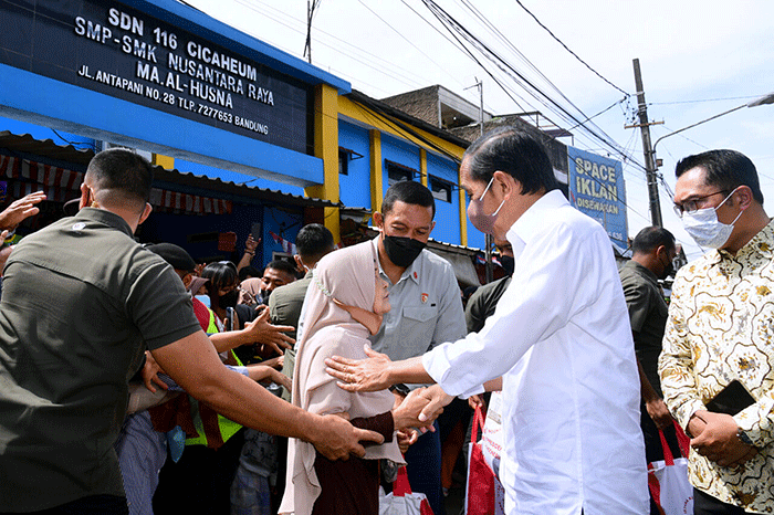 Mengawali rangkaian kunjungan kerja di Provinsi Jawa Barat, Presiden Joko Widodo didampingi Ibu Iriana Joko Widodo mengunjungi Pasar Cicaheum.