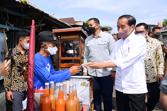 Mengawali rangkaian kunjungan kerja di Provinsi Jawa Barat, Presiden Joko Widodo didampingi Ibu Iriana Joko Widodo mengunjungi Pasar Cicaheum.
