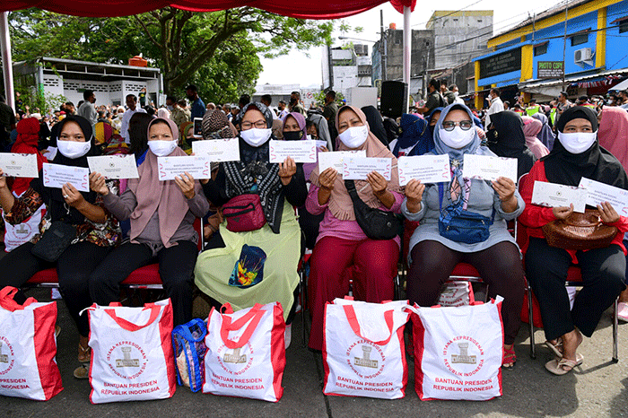 Mengawali rangkaian kunjungan kerja di Provinsi Jawa Barat, Presiden Joko Widodo didampingi Ibu Iriana Joko Widodo mengunjungi Pasar Cicaheum.