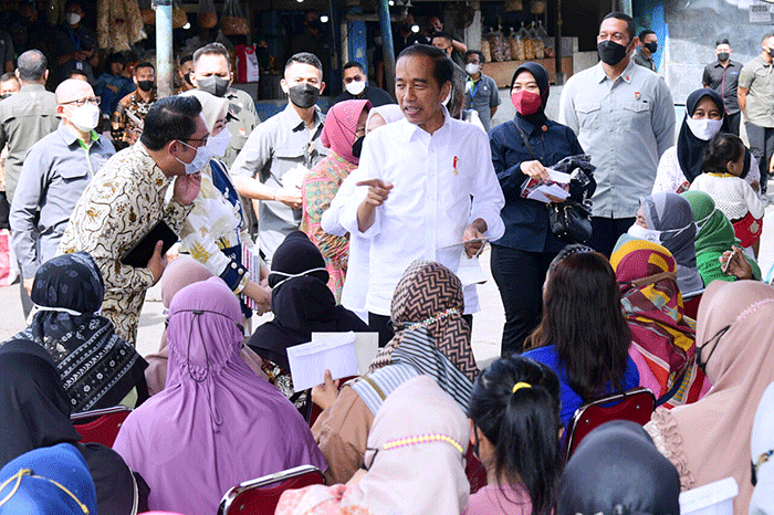 Mengawali rangkaian kunjungan kerja di Provinsi Jawa Barat, Presiden Joko Widodo didampingi Ibu Iriana Joko Widodo mengunjungi Pasar Cicaheum.