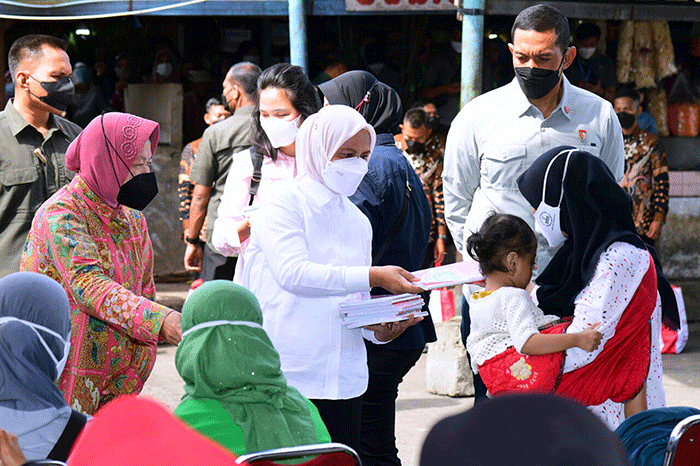 Mengawali rangkaian kunjungan kerja di Provinsi Jawa Barat, Presiden Joko Widodo didampingi Ibu Iriana Joko Widodo mengunjungi Pasar Cicaheum.