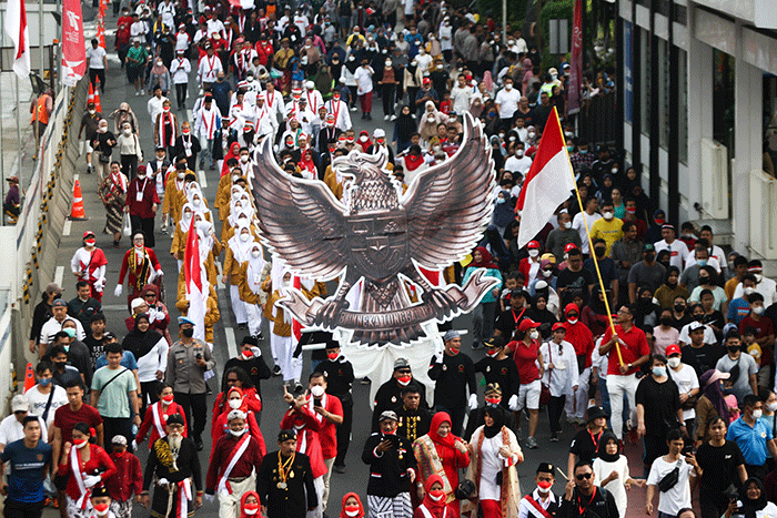 Ratusan warga kompak membawa Bendera Merah Putih sepanjang 1.700 meter di Jakarta, Minggu (28/8/2022).
