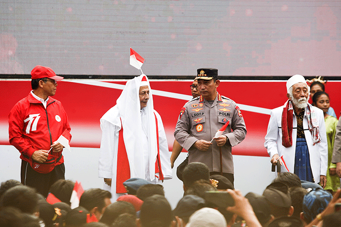 Ratusan warga kompak membawa Bendera Merah Putih sepanjang 1.700 meter di Jakarta, Minggu (28/8/2022).
