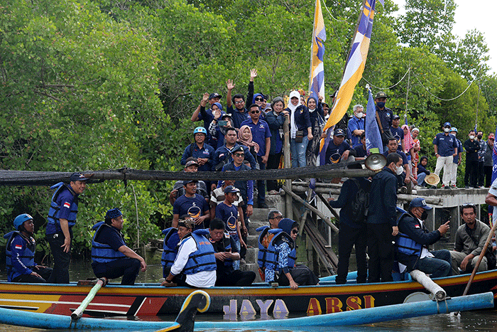 Kegiatan spektakuler Kenduri Bahari (Kendalikan, Lindungi dan Lestarikan), di Banyuwangi, Jawa Timur, Minggu (28/8/2022).