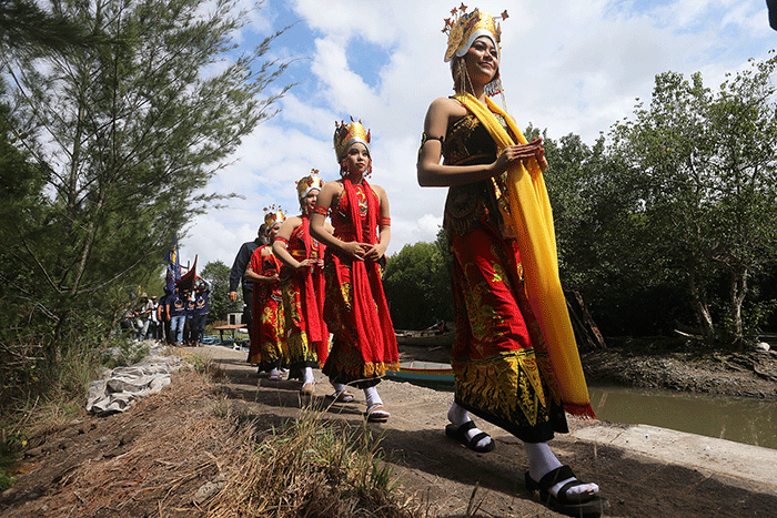 Kegiatan spektakuler Kenduri Bahari (Kendalikan, Lindungi dan Lestarikan), di Banyuwangi, Jawa Timur, Minggu (28/8/2022).