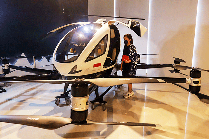 Pengunjung melihat mobil terbang EHang 216 AAV (Autonomous Aerial Vehicle) di Pop-up Showroom Prestige Motorcars, Lotte Shopping Avenue, Jakarta Selatan.