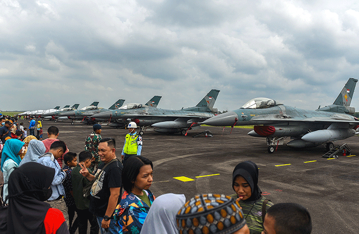 Ribuan warga Kota Palembang dan kabupaten/kota di Sumsel mendatangi open base Pangkalan TNI AU Sri Mulyono Herlambang untuk menyaksikan alutsista.