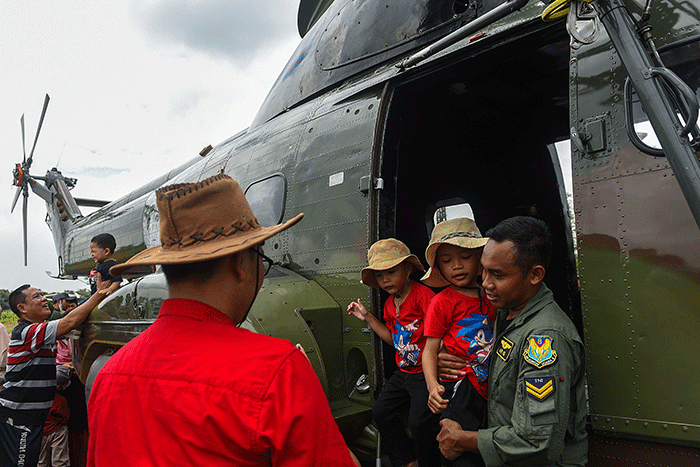 Ribuan warga Kota Palembang dan kabupaten/kota di Sumsel mendatangi open base Pangkalan TNI AU Sri Mulyono Herlambang untuk menyaksikan alutsista.