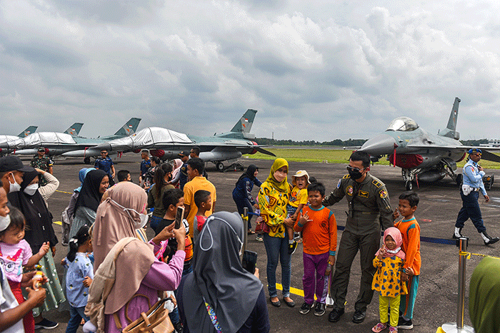 Ribuan warga Kota Palembang dan kabupaten/kota di Sumsel mendatangi open base Pangkalan TNI AU Sri Mulyono Herlambang untuk menyaksikan alutsista.