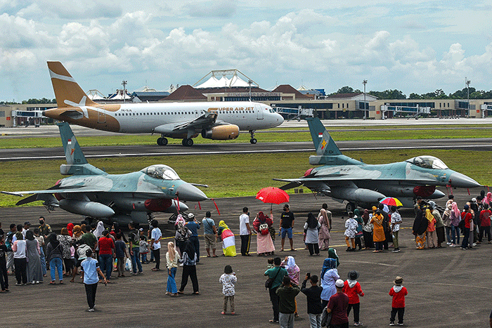 Ribuan warga Kota Palembang dan kabupaten/kota di Sumsel mendatangi open base Pangkalan TNI AU Sri Mulyono Herlambang untuk menyaksikan alutsista.